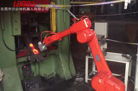 爾必地機器人高溫金屬上下料搬運機器人現(xiàn)場