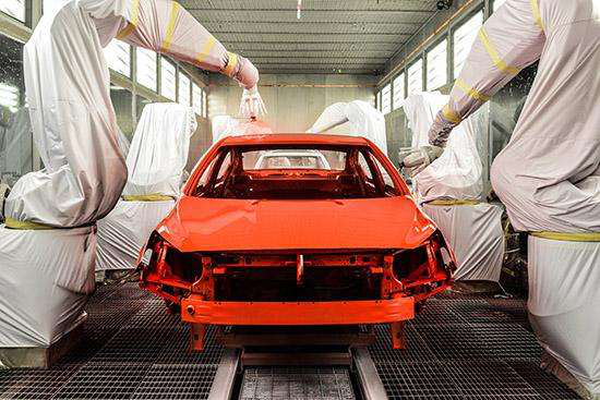 噴涂機(jī)器人進(jìn)行汽車噴漆